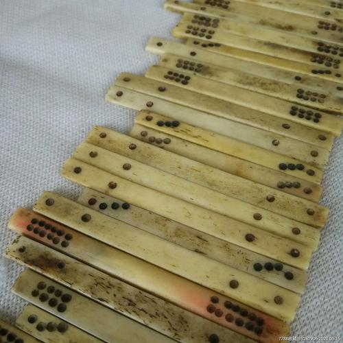 Đồng chí Lê Thanh Tâm cùng OK9 trang cược thể thao xanh chín nhất châu Á viên trao đổi với chủ nhà trọ về quản lý nhân, hộ khẩu.